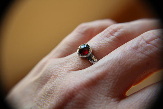 Garnet Floral Ring, Floral Band, Vintage Floral Ring, Antique Silver Ring, Garnet Band, Floral Jewelry, Stacking Ring, Thick Floral Ring